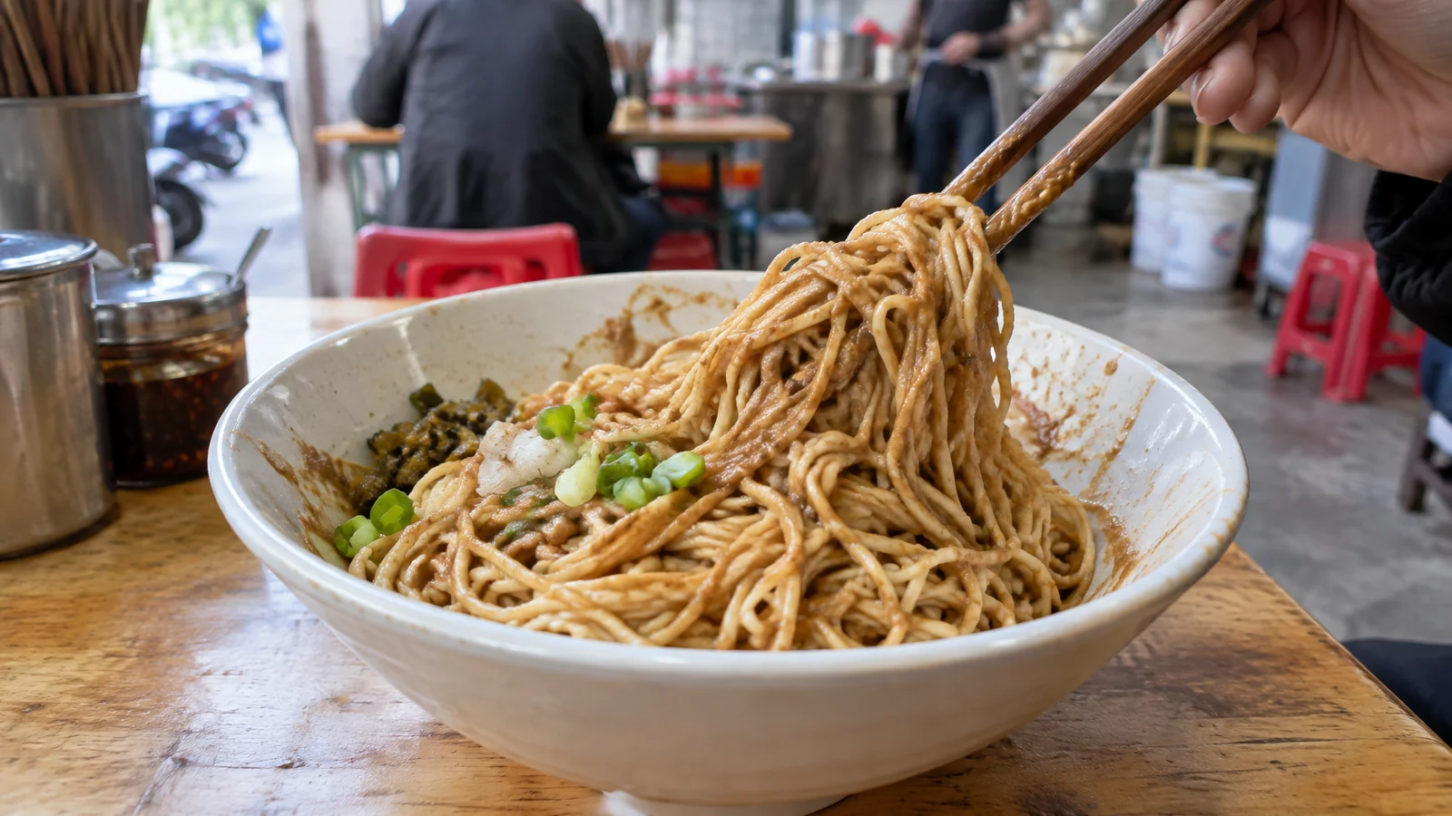Bol de noodles con salsa de sésamo en un puesto de desayuno de Wuhan