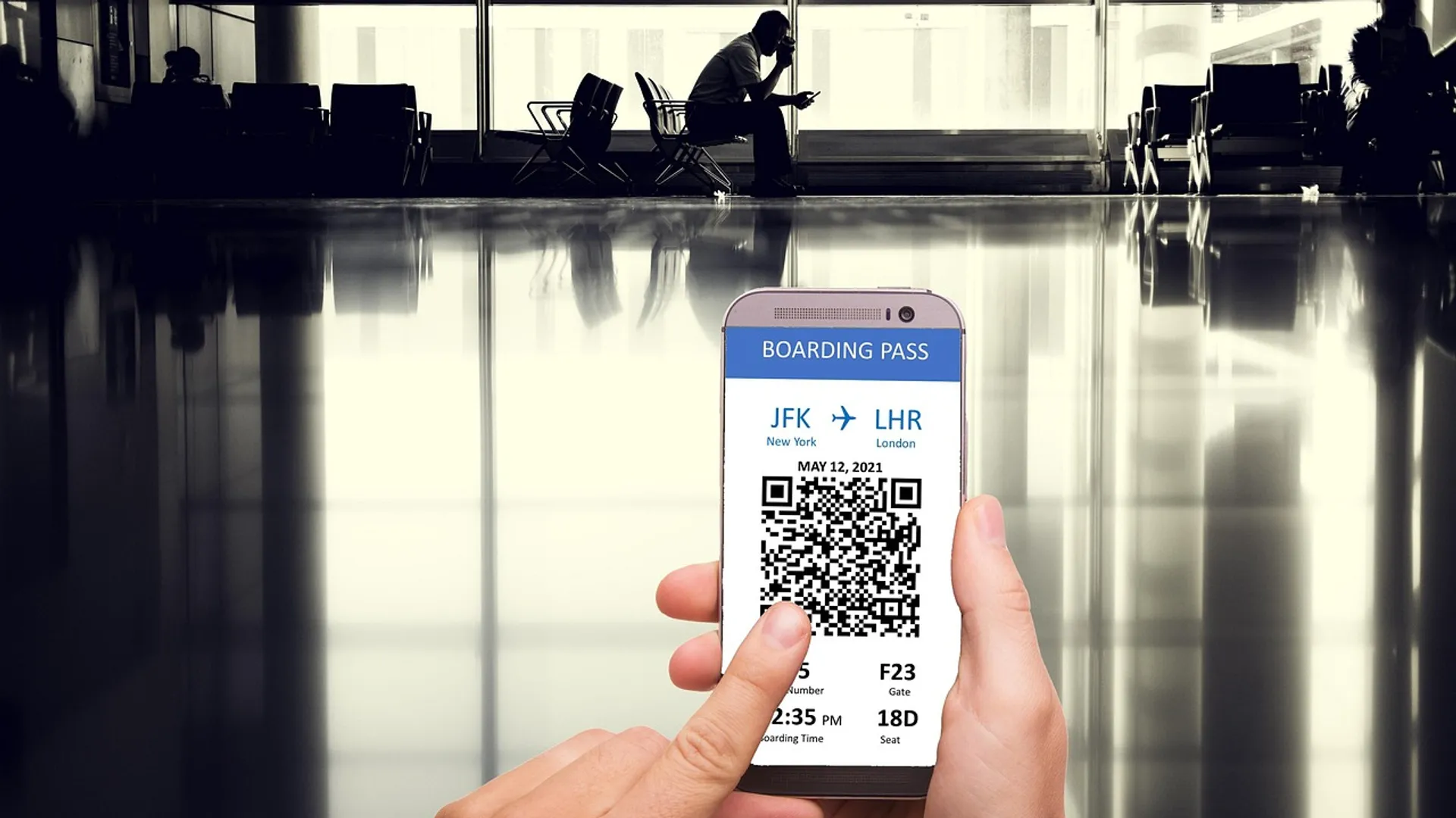 Móvil con código QR en la terminal del aeropuerto, listo para el control