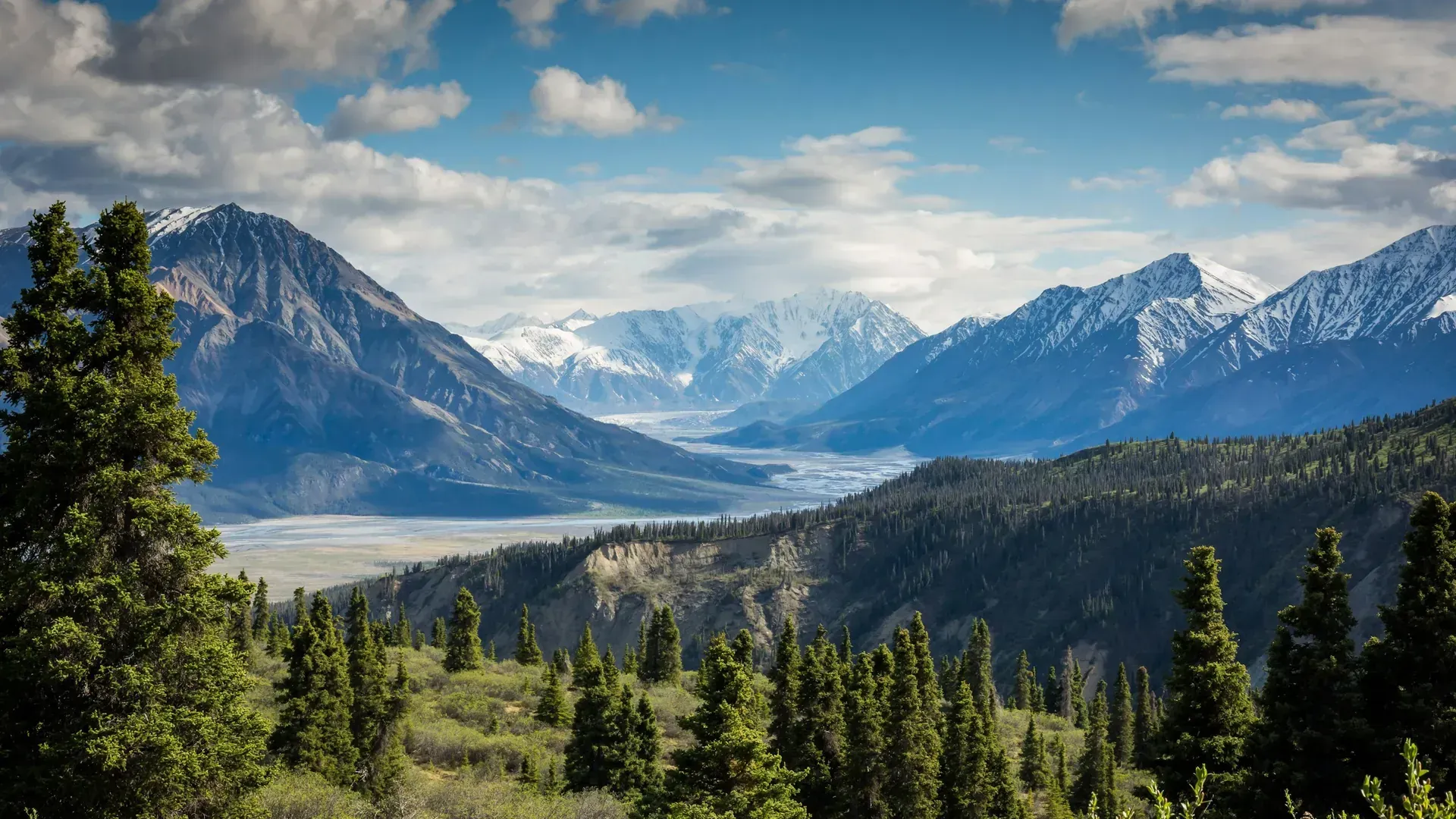 Paisaje de alta montaña: recuerda comprobar exclusiones de altitud en la póliza si vas al Tíbet u otras mesetas
